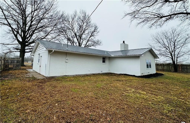 back of house featuring a lawn