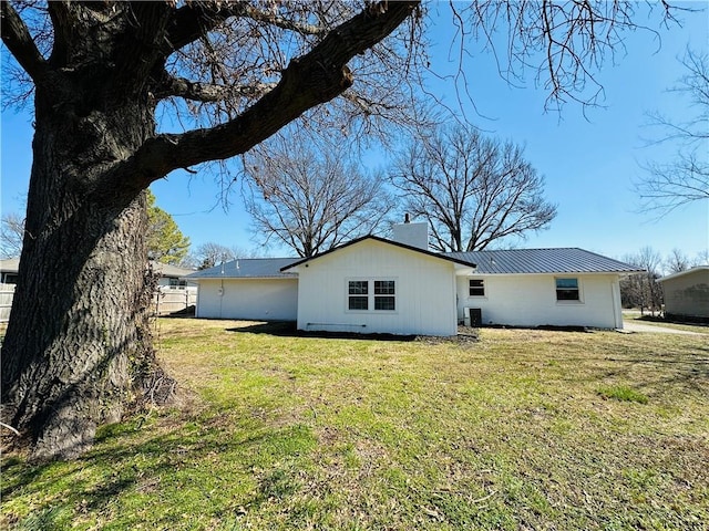 305 N Free King Hwy, Pittsburg, KS 66762 - rear view of house featuring metal roof and a lawn