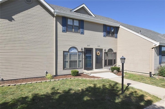 view of front of property featuring a front lawn