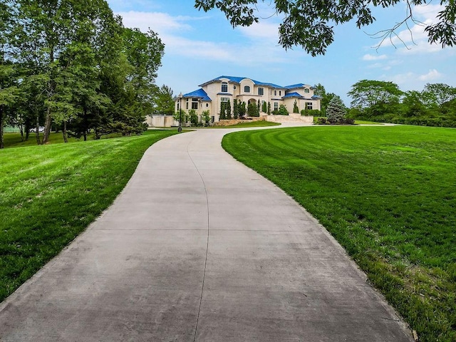 view of front of home featuring driveway and a front yard