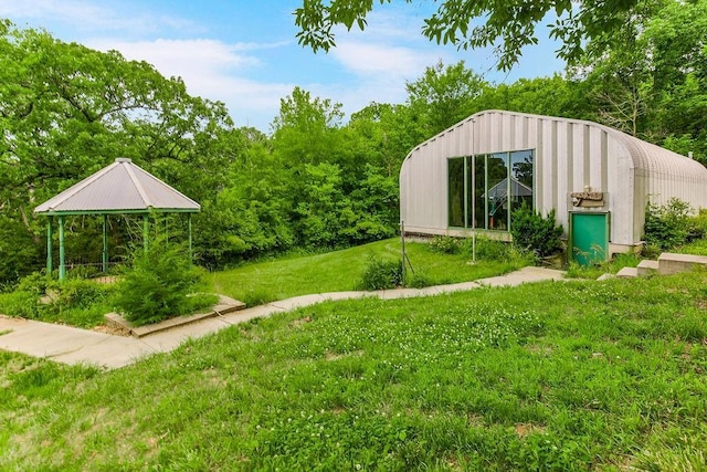 view of yard with an outdoor structure