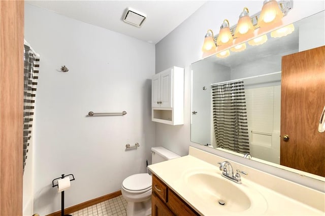 full bath with visible vents, toilet, curtained shower, baseboards, and vanity