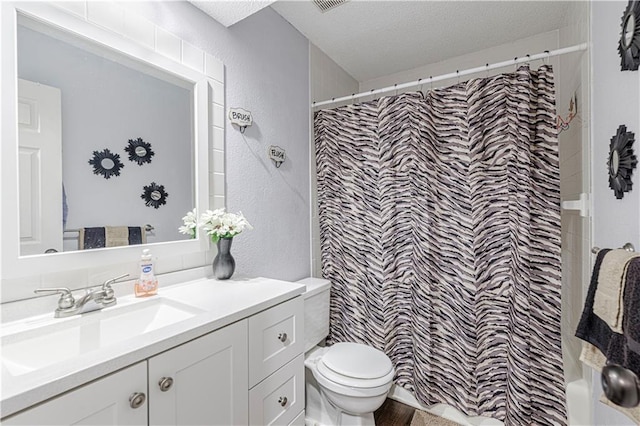 5933 Ridgeway Ave, Kansas City, MO 64133 - full bath featuring a textured ceiling, a textured wall, toilet, a shower with shower curtain, and vanity