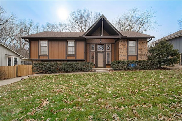 view of front facade featuring a front lawn