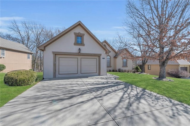 view of front of home featuring stucco siding, driveway, and a front yard