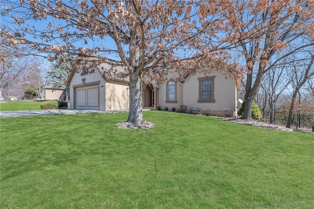 view of front of home featuring stucco siding, a front lawn, an attached garage, and driveway