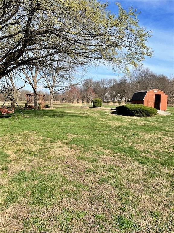 view of yard featuring an outbuilding
