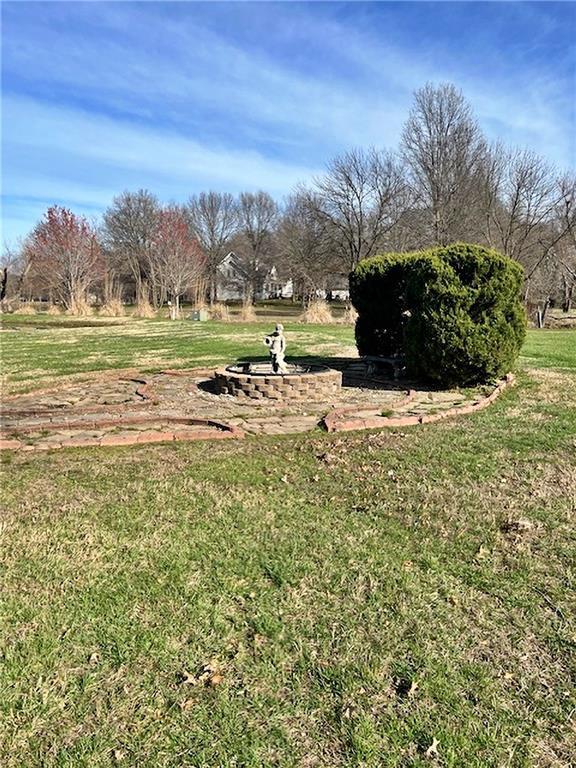 view of yard featuring an outdoor fire pit