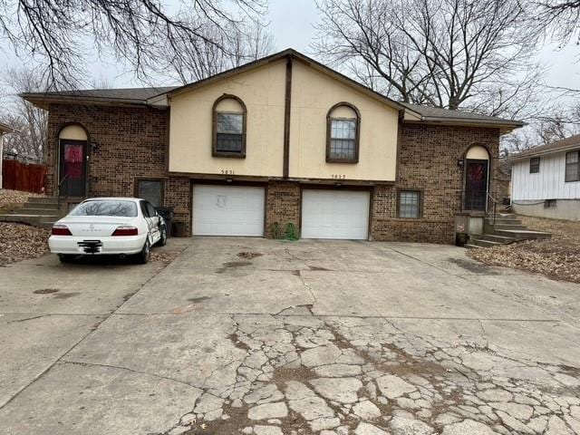 view of front facade featuring a garage