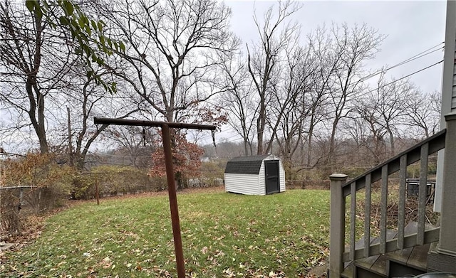 view of yard featuring a shed