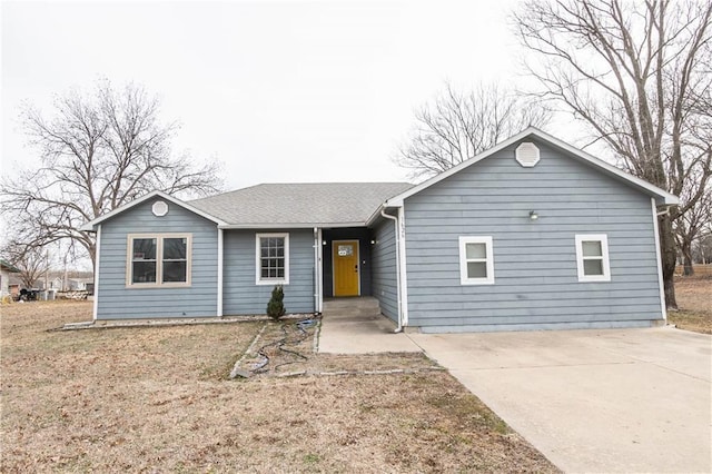 ranch-style home featuring a front lawn