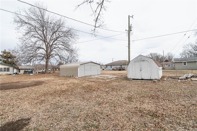 view of yard featuring a shed