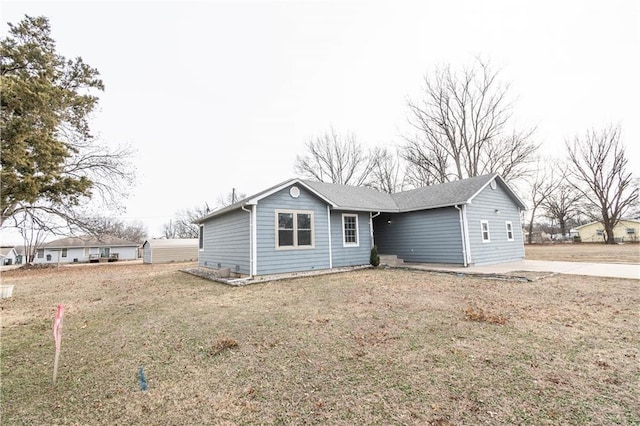 view of front of property featuring a front yard