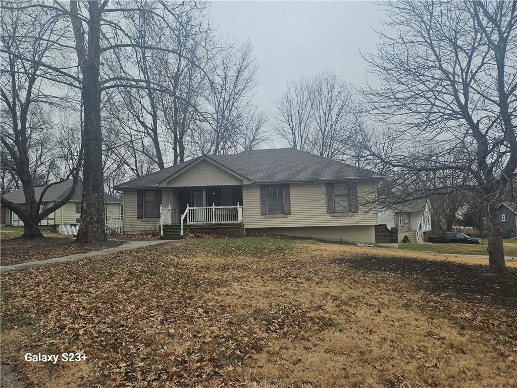 ranch-style house featuring covered porch