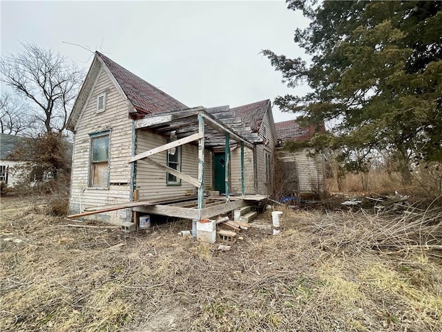 view of front of property featuring roof with shingles