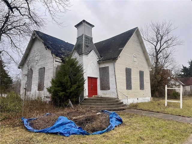 view of front facade with crawl space