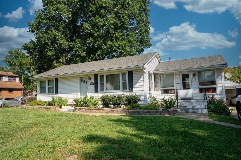 ranch-style home featuring a front lawn