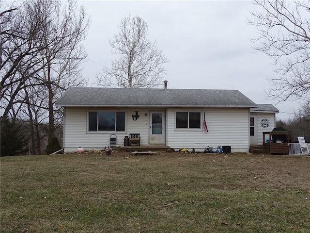 view of front of property featuring a front yard