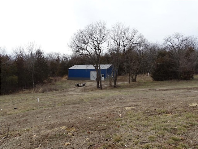 view of yard with an outdoor structure