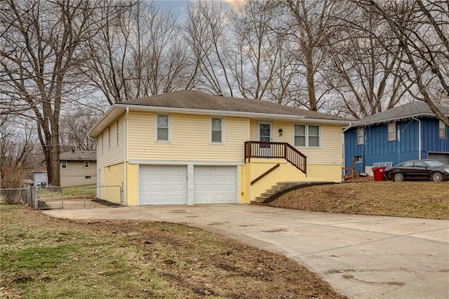 view of front facade featuring a garage and a front yard