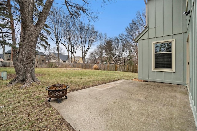 view of yard featuring a patio area, a fenced backyard, a residential view, and a fire pit