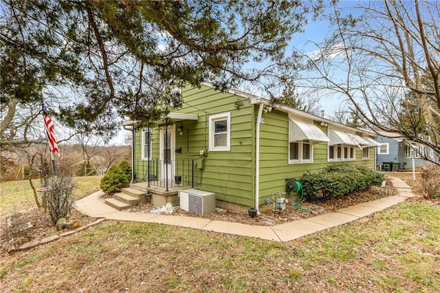 view of front of home featuring a front lawn