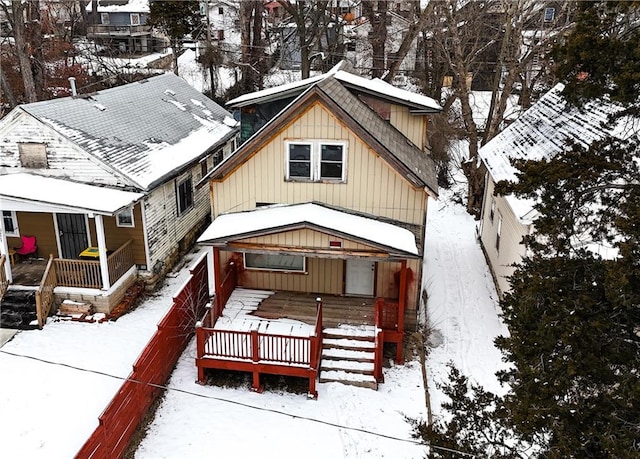 view of front of property featuring fence