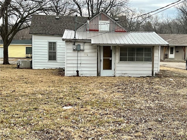 view of front facade featuring central air condition unit and a front lawn