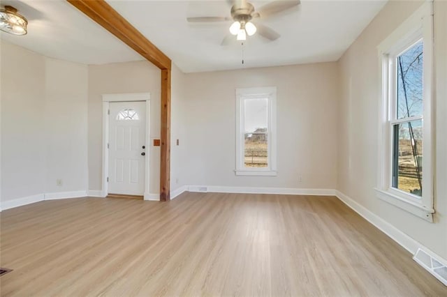 foyer featuring light wood-style floors, baseboards, visible vents, and a ceiling fan