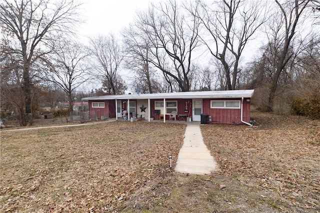 single story home with a porch