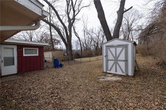 view of yard featuring a storage shed