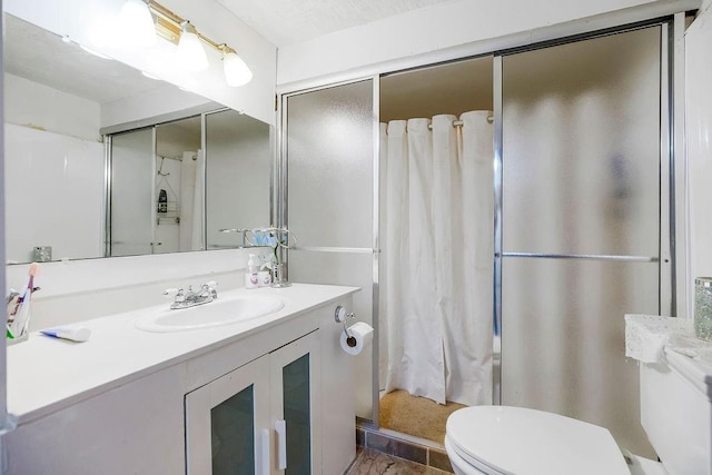 full bathroom with curtained shower, toilet, and vanity