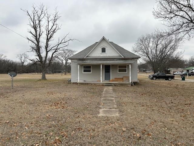 view of front facade with a front lawn