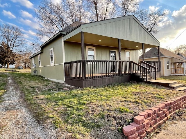 view of front of house featuring a porch and a front yard