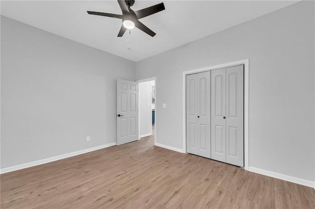 unfurnished bedroom featuring a ceiling fan, light wood-style floors, baseboards, and a closet