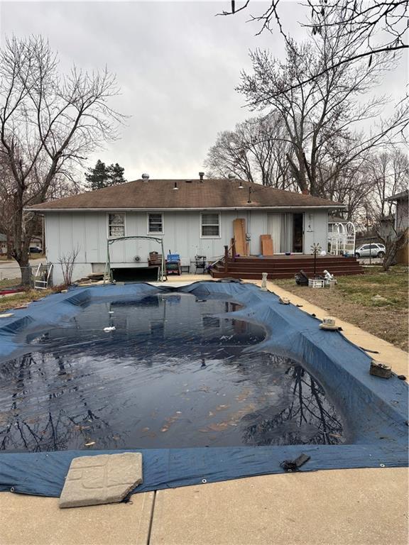 view of swimming pool