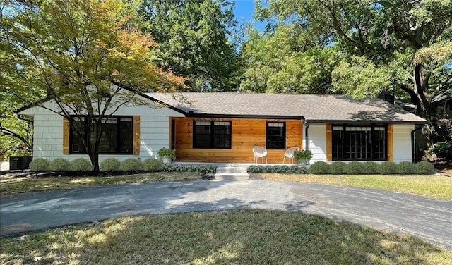 ranch-style home featuring a front lawn