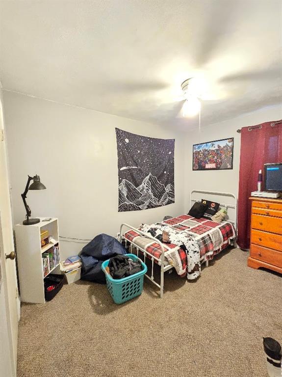 carpeted bedroom featuring a ceiling fan