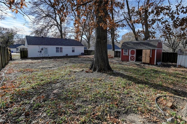 view of yard with a shed