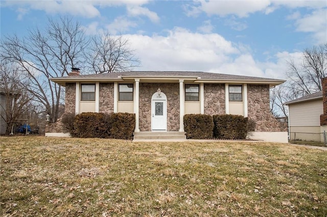 view of front of home featuring a front lawn