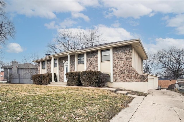 ranch-style house featuring a front lawn