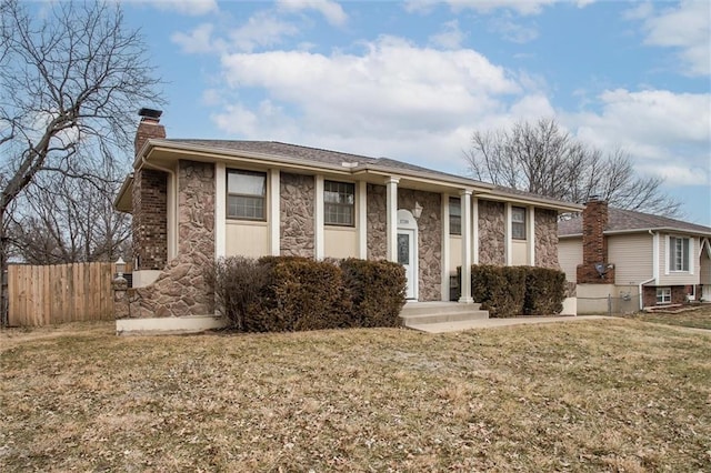 single story home featuring a front lawn