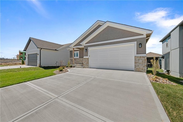 view of front facade featuring a garage and a front yard