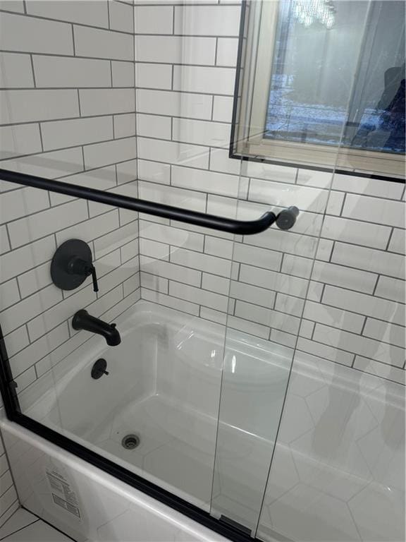 bathroom with tiled shower / bath combo