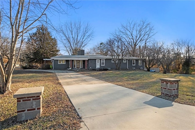 view of front of home featuring a front lawn