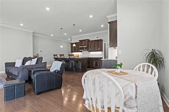 dining space featuring visible vents, baseboards, dark wood-style floors, crown molding, and recessed lighting