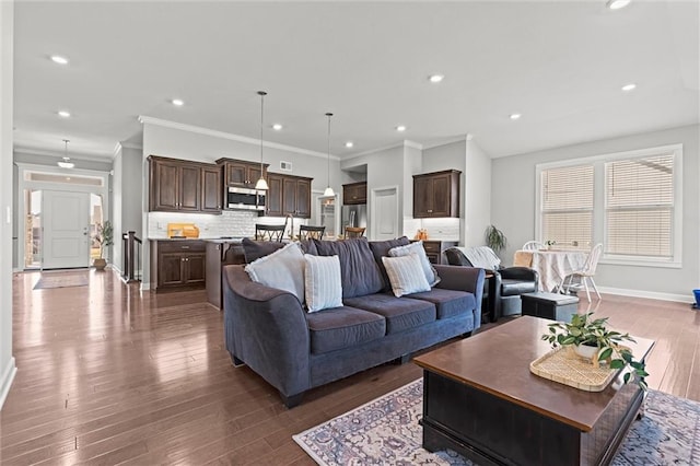 living room with dark wood-type flooring, recessed lighting, and baseboards