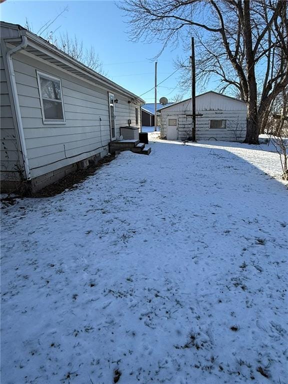 view of yard layered in snow