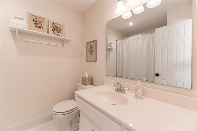 full bath featuring tile patterned floors, toilet, curtained shower, baseboards, and vanity