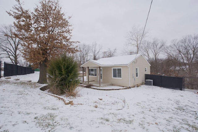 view of front facade featuring fence, central AC unit, and a porch